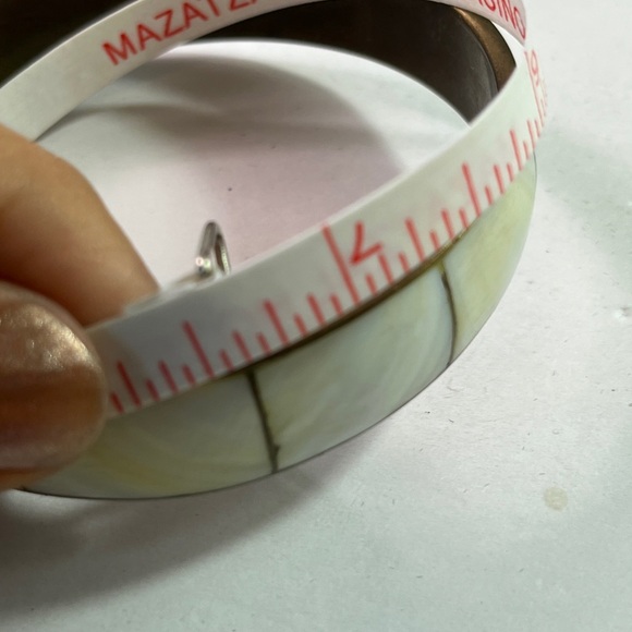 Vintage Brass Bangle with Mother Of Pearl Abalone Inlay Beachy Mermaid Coastal - Picture 5 of 5